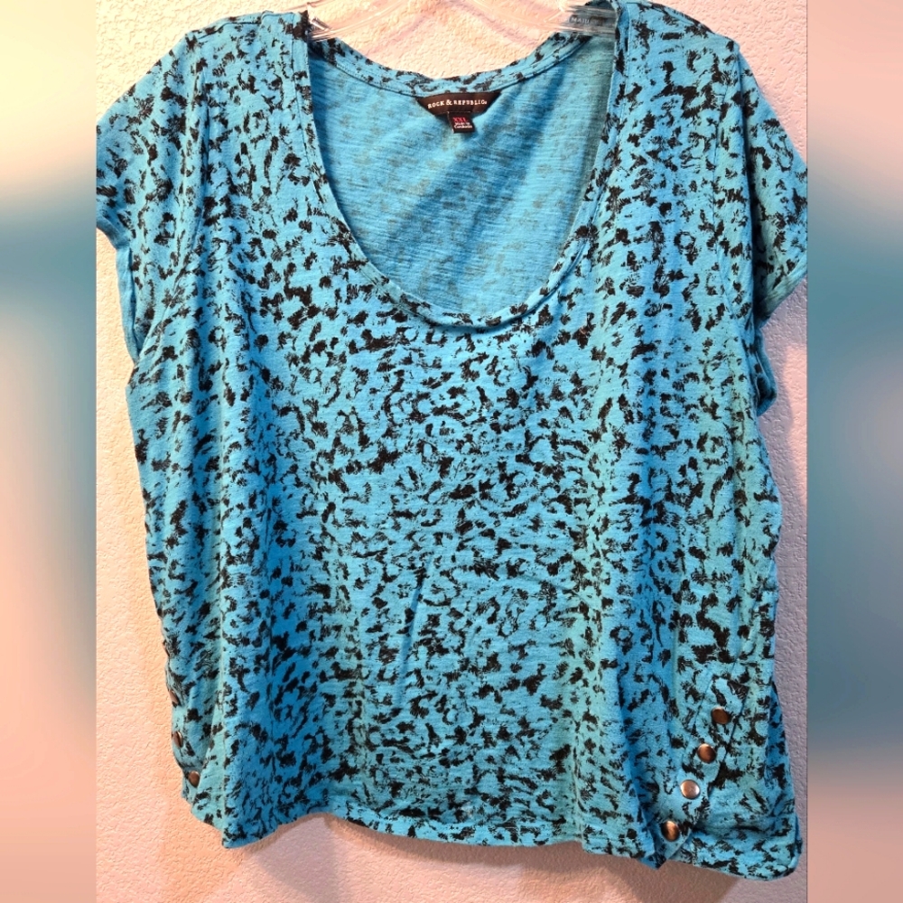 Juniors XXL  Rock & Republic T-shirt with snap accents